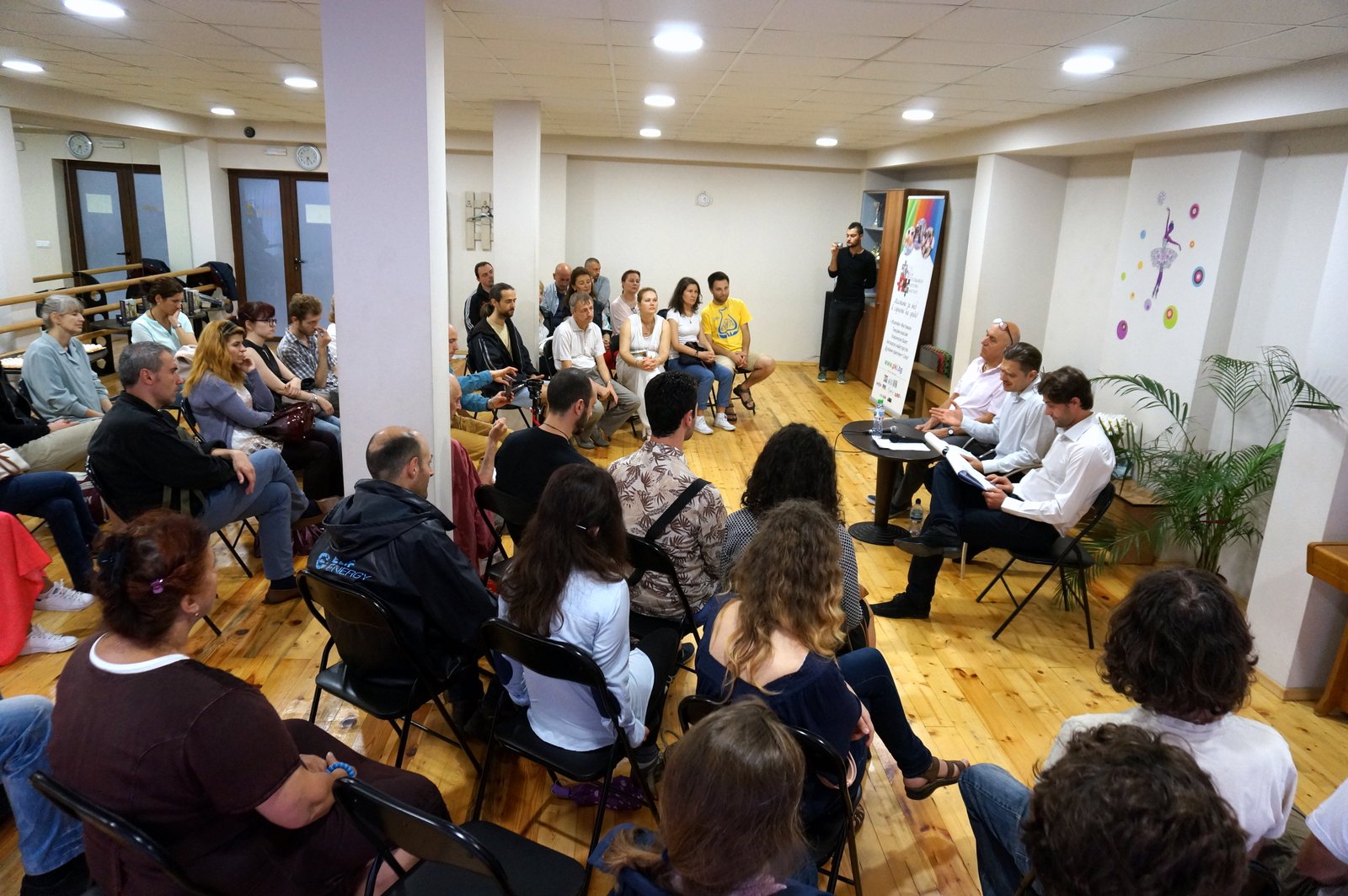 Снимка от залата по време на представянето на книгата Махабхарата в Пловдив.